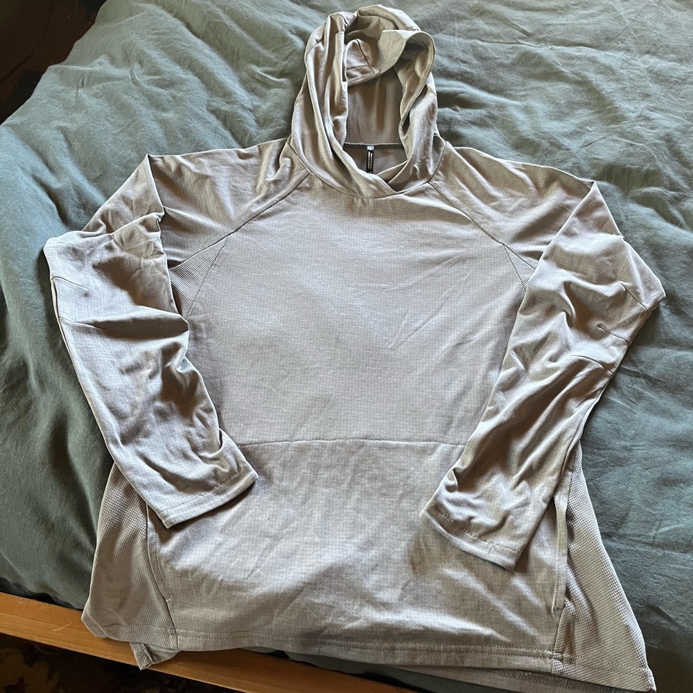 Kuhl active hoodie in light grey. Medium